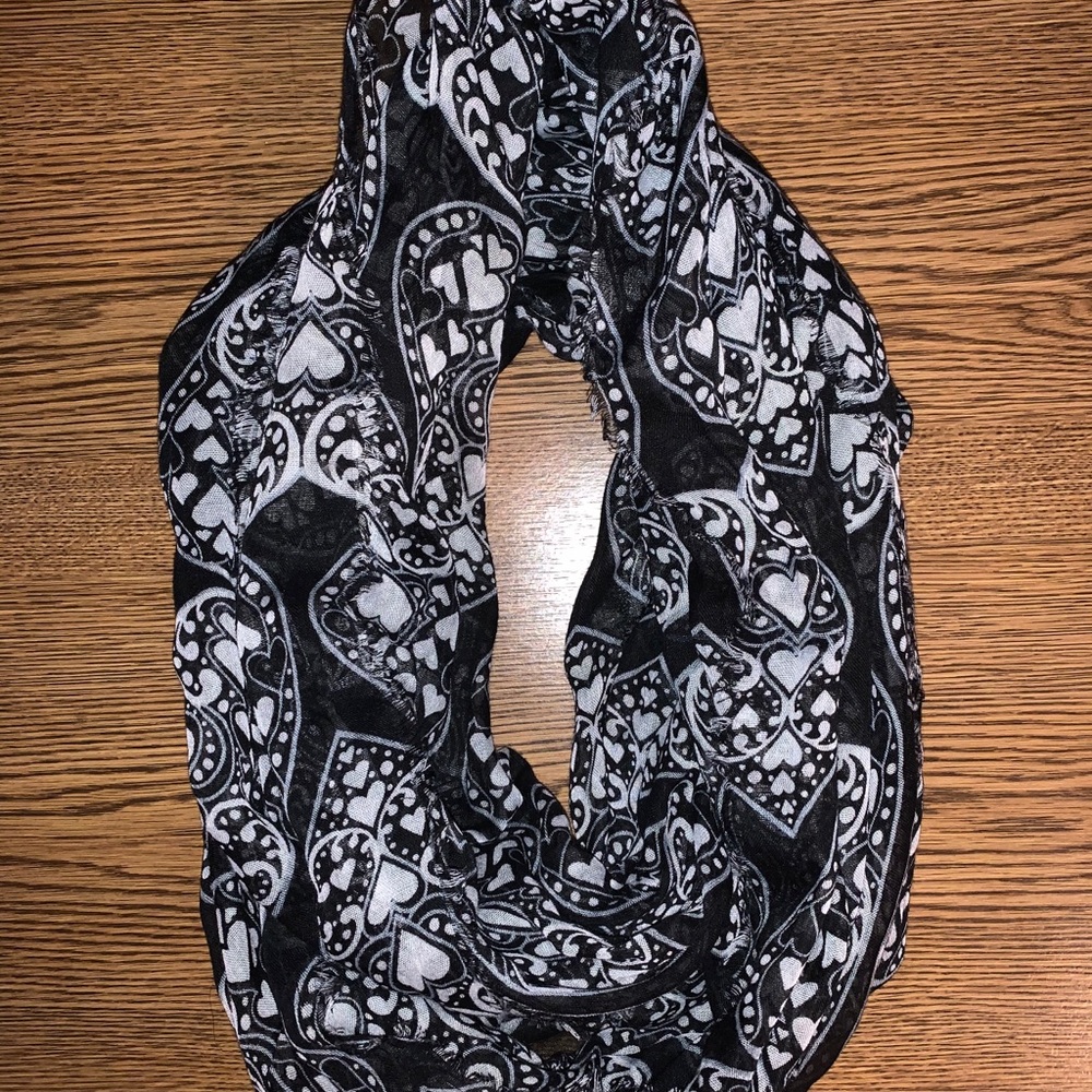 🔥 3/$20 Heart Patterned Infinity Scarf